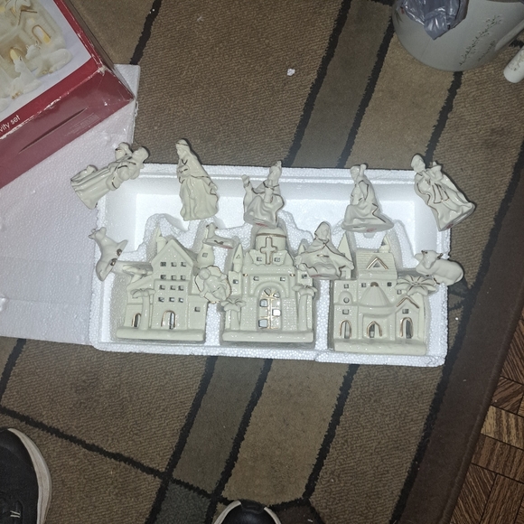 Home Collection Nativity Set - Picture 2 of 3